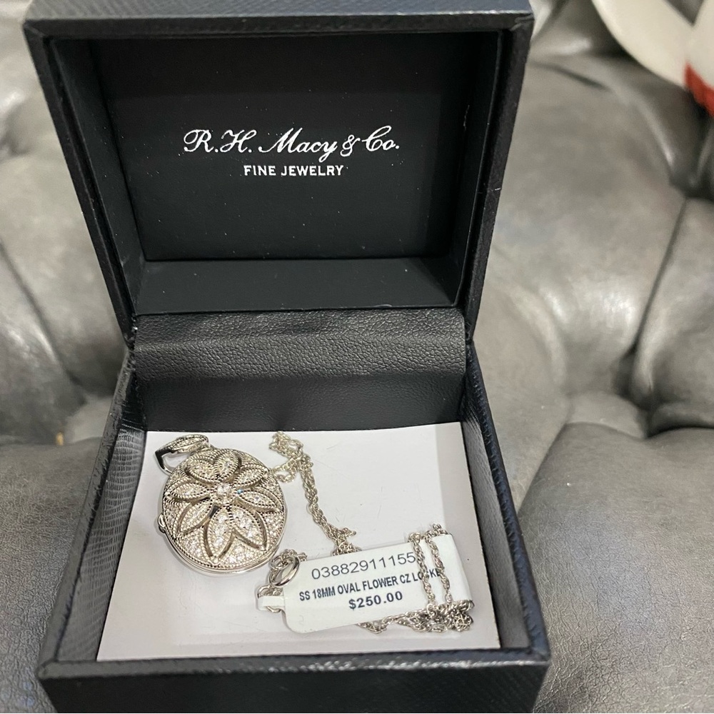 OVAL FLOWER LOCKET AND CHAIN